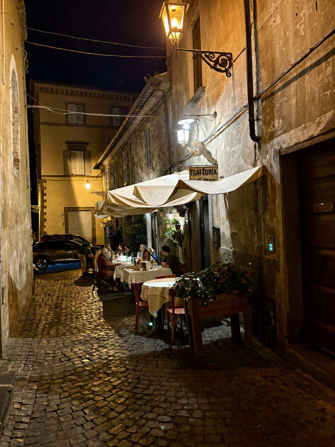 Il vicolo illuminato davanti alla Trattoria dell'Orso