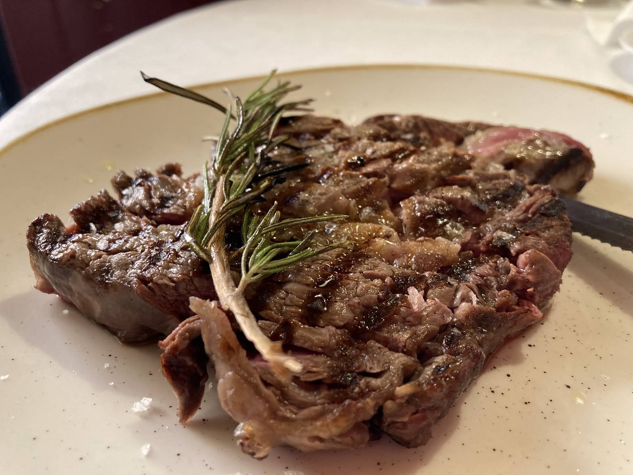 Carne alla griglia con rosmarino