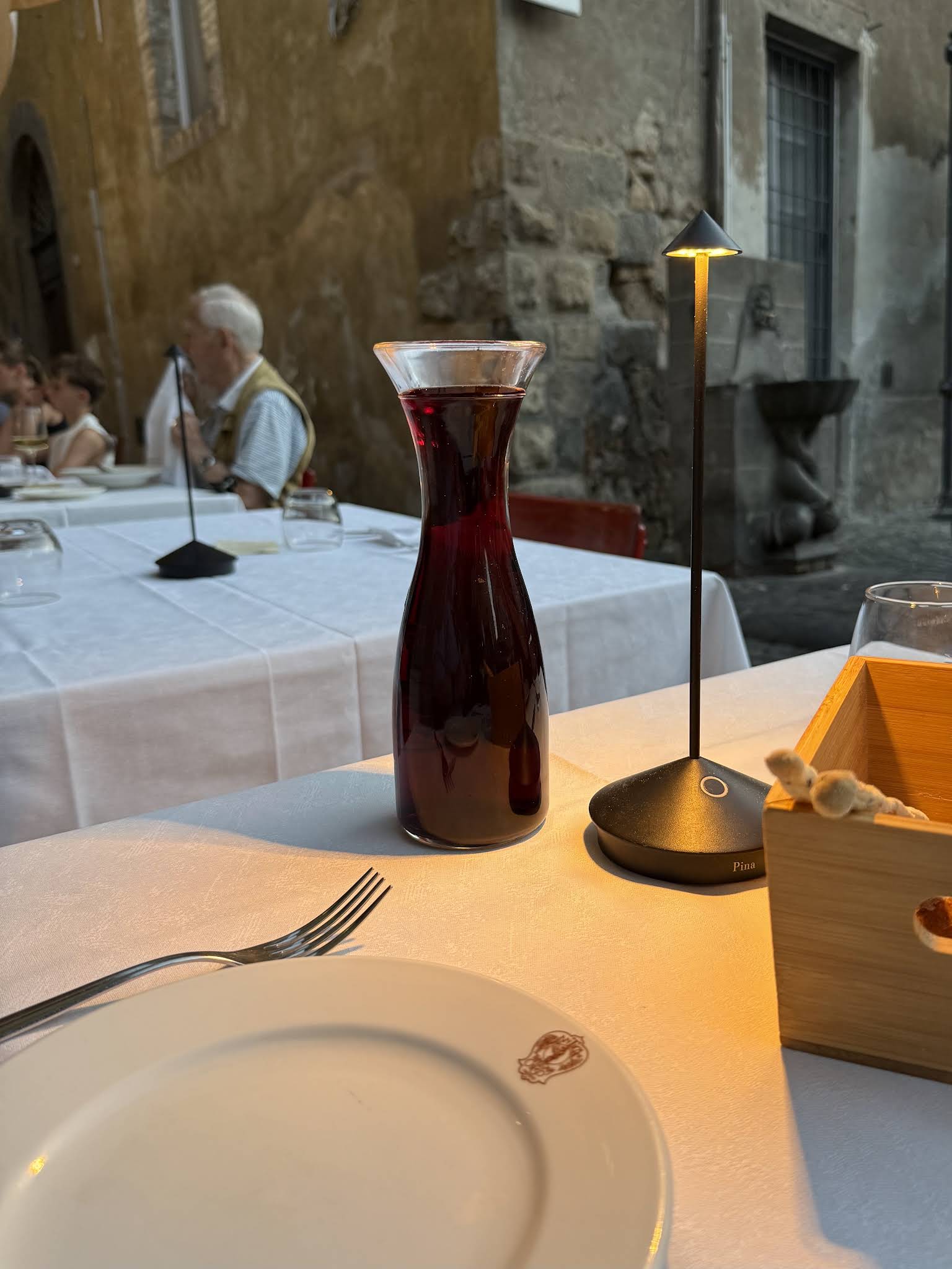 Tavola apparecchiata con vino