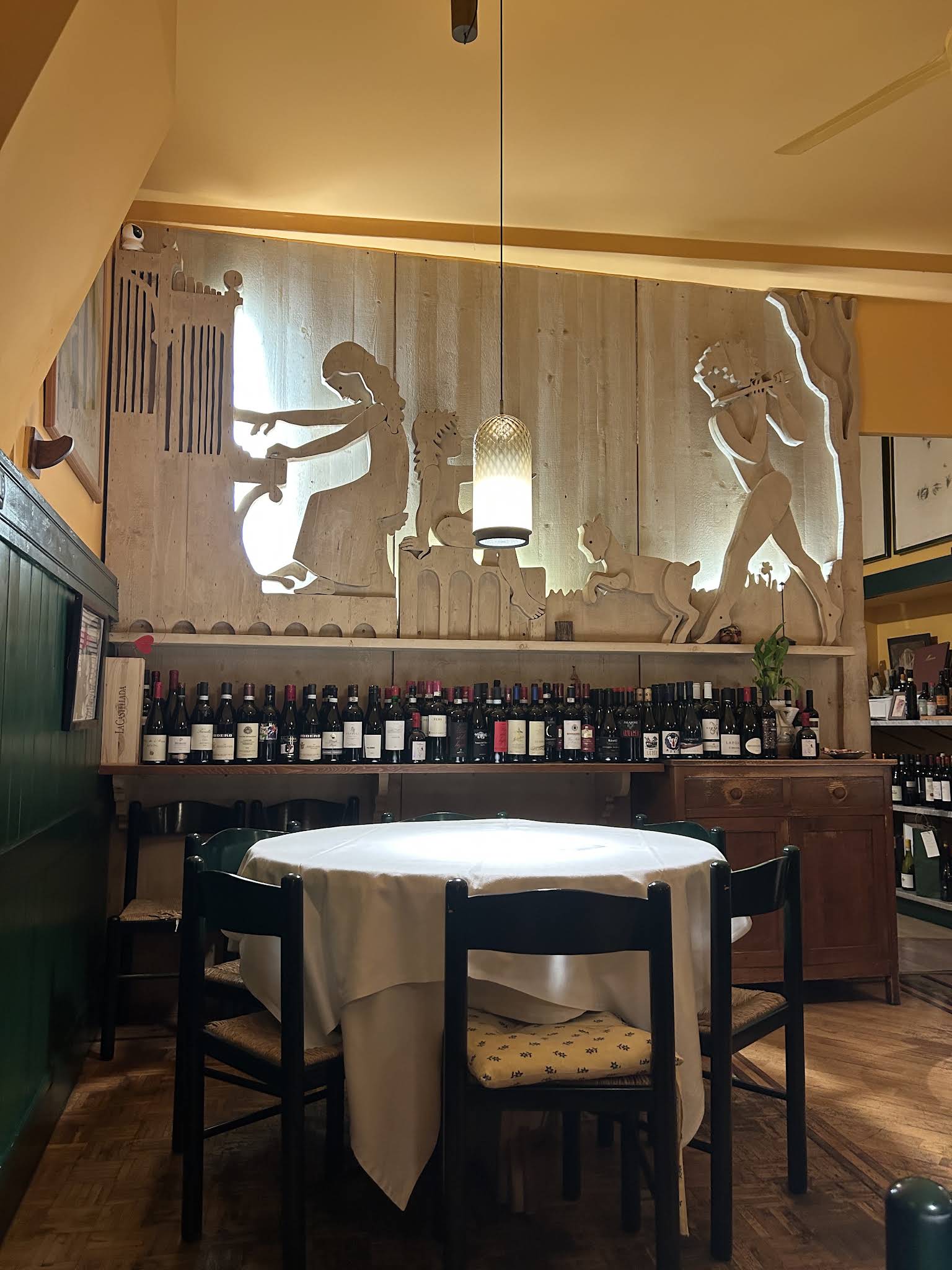 Parete dei vini nella sala